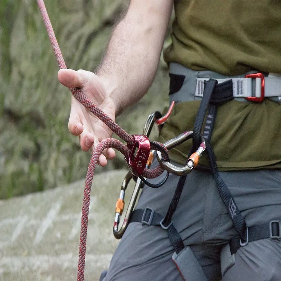 belay rock climbing